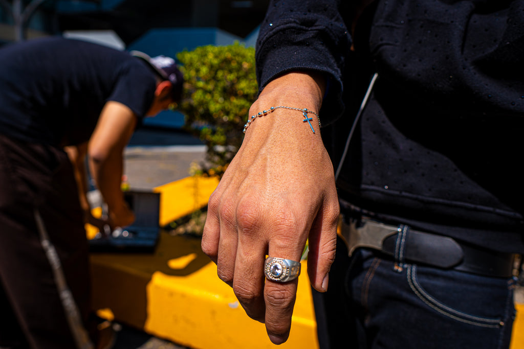 decenario de plata con cruz