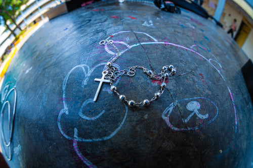 decenario de plata con cruz